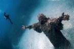 Maltese underwater statue of Jesus Christ ... (Click to enlarge)