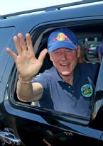 Bill Clinton plays ball Hamptons j2UpzPzP5DDl