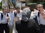 israeli settlers taunt palestinian woman1