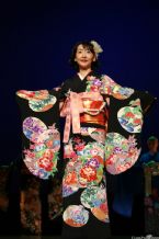 Kimono, Traditional Japanese Costumes ... (Click to enlarge)